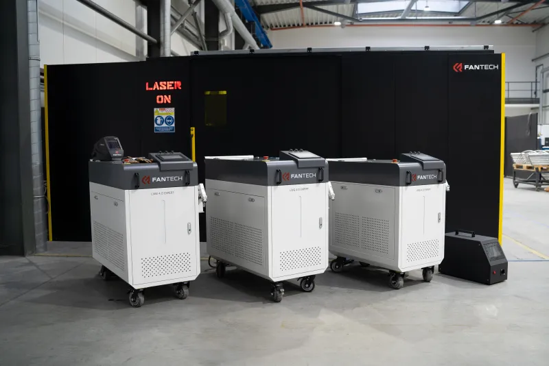 Spawarki laserowe FANTECH LWG 4.0 EXPERT przed stanowiskiem laserowym FANTECH LWS 4.0 OPTIMAL