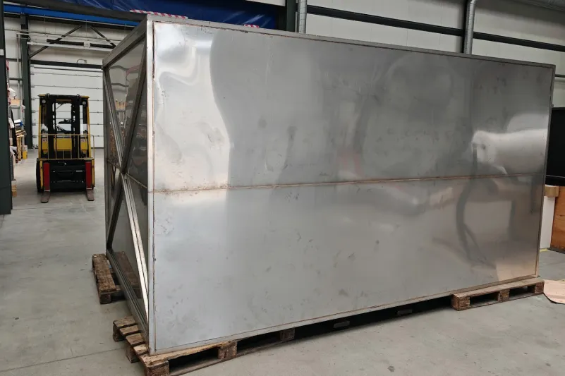 Watertight stainless steel tank welded by laser